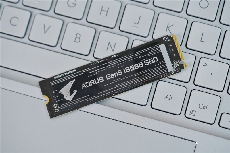 最强消费级PCIe 5.0 SSD有多强！技嘉大雕510K 2TB评测：顺序读写破10GB/s、4K超100MB/s