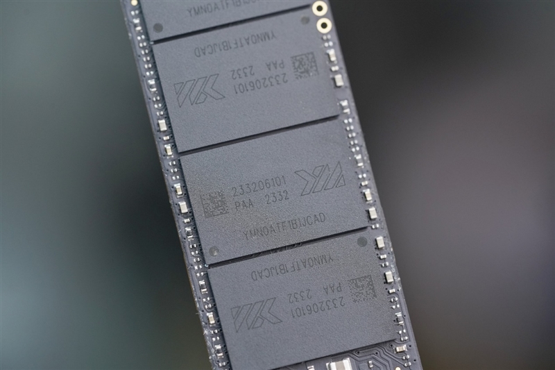 最强无缓存PCIe 4.0 SSD之一！长江存储致态TiPlus7100 4TB评测：满盘写入缓外2.3GB/s